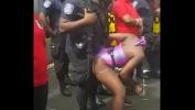 Download video sex Popozuda Negra Sarrando no Policial em Evento de Rua online high quality