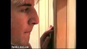 Download video sex hot Young gay peeper nailed by the one he spies after Mp4 online